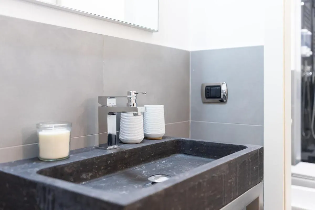 Modern Suite I Free Wifi, Ac & Metro Nearby Milan