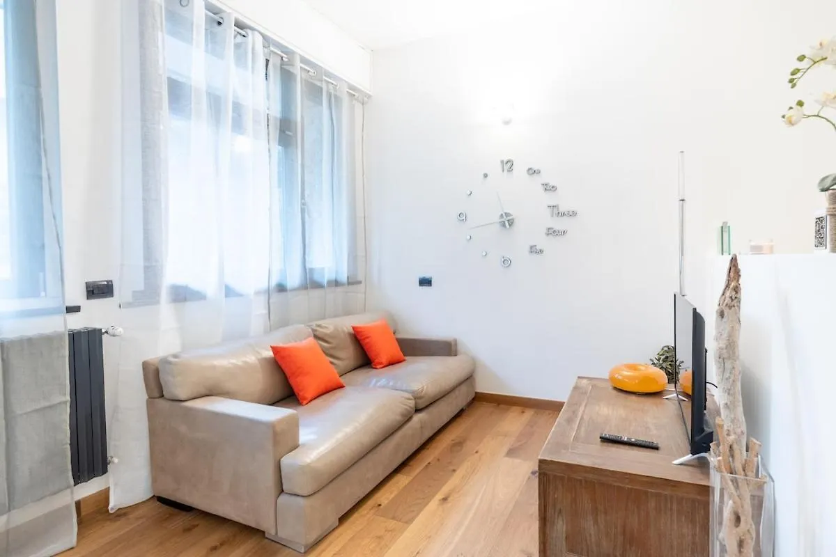 Modern Suite I Free Wifi, Ac & Metro Nearby Milan Apartment